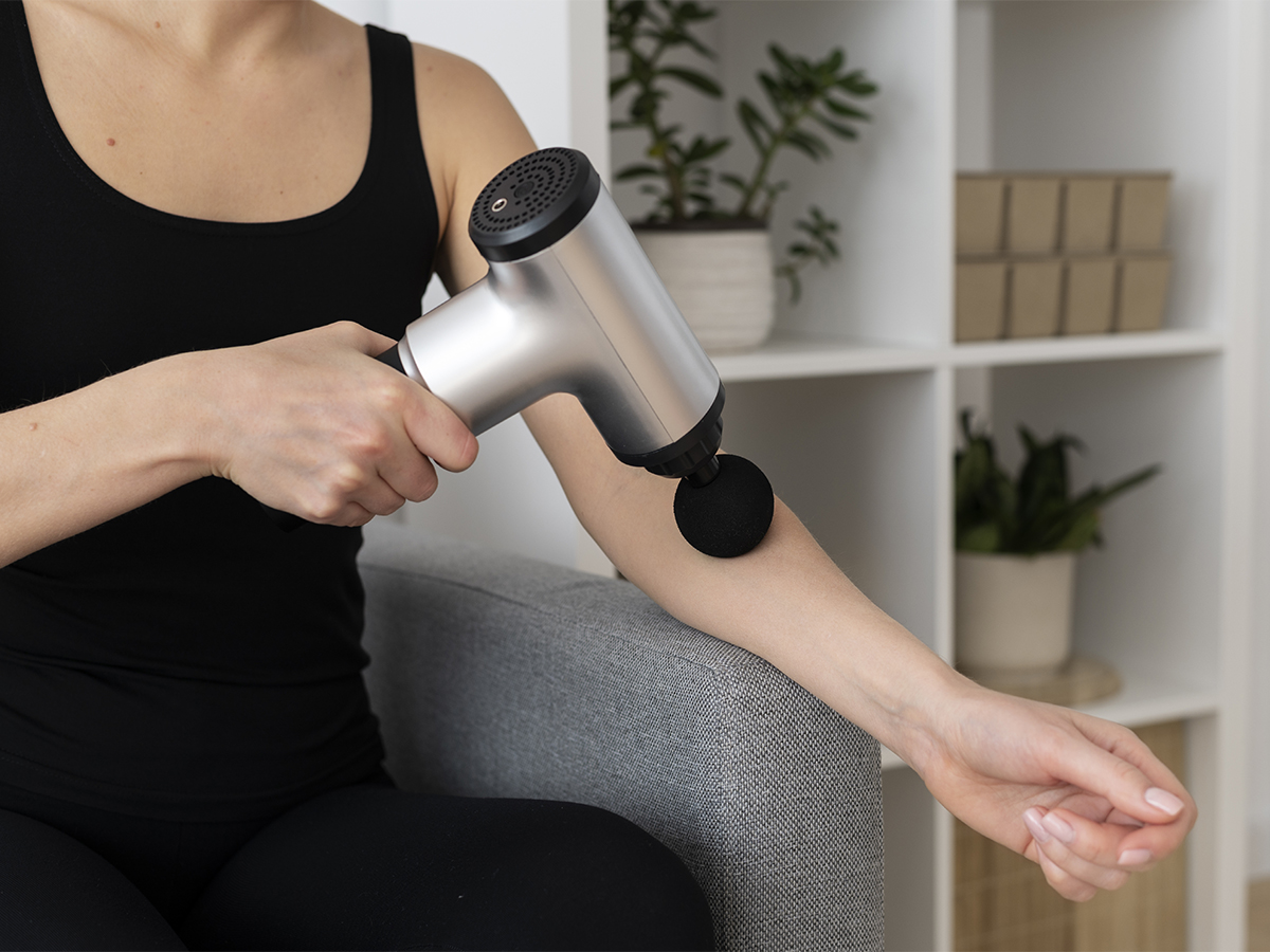 How to Use a Massage Gun to Improve Sleep and Relax the Body and Mind